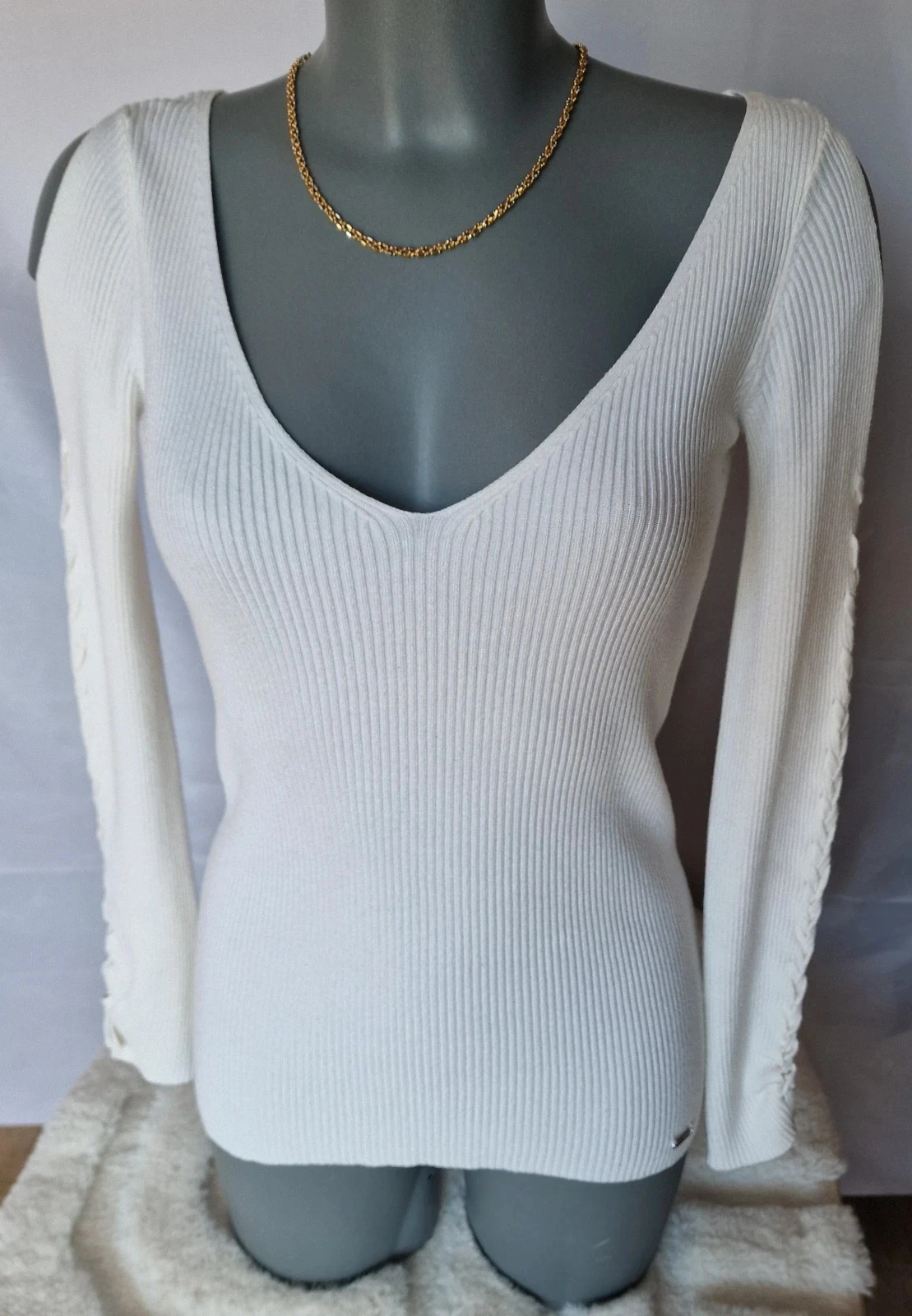 Suéter Guess blanco crema con hombros descubiertos mangas trenzadas T40 – photo 4